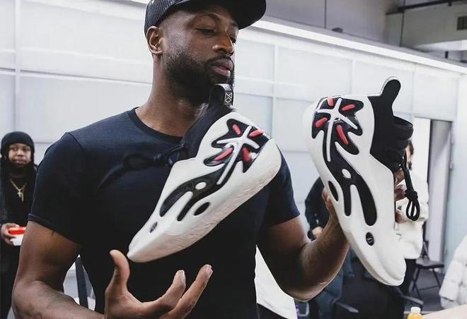 他在更衣室 他在更衣室